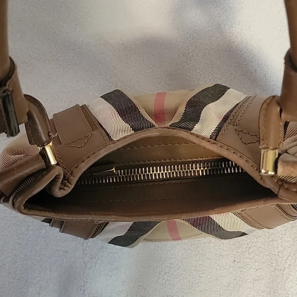 Indulge in Timeless Elegance:Your Unique Journey with a Pre-Loved Burberry Purse - Picture 3 of 4